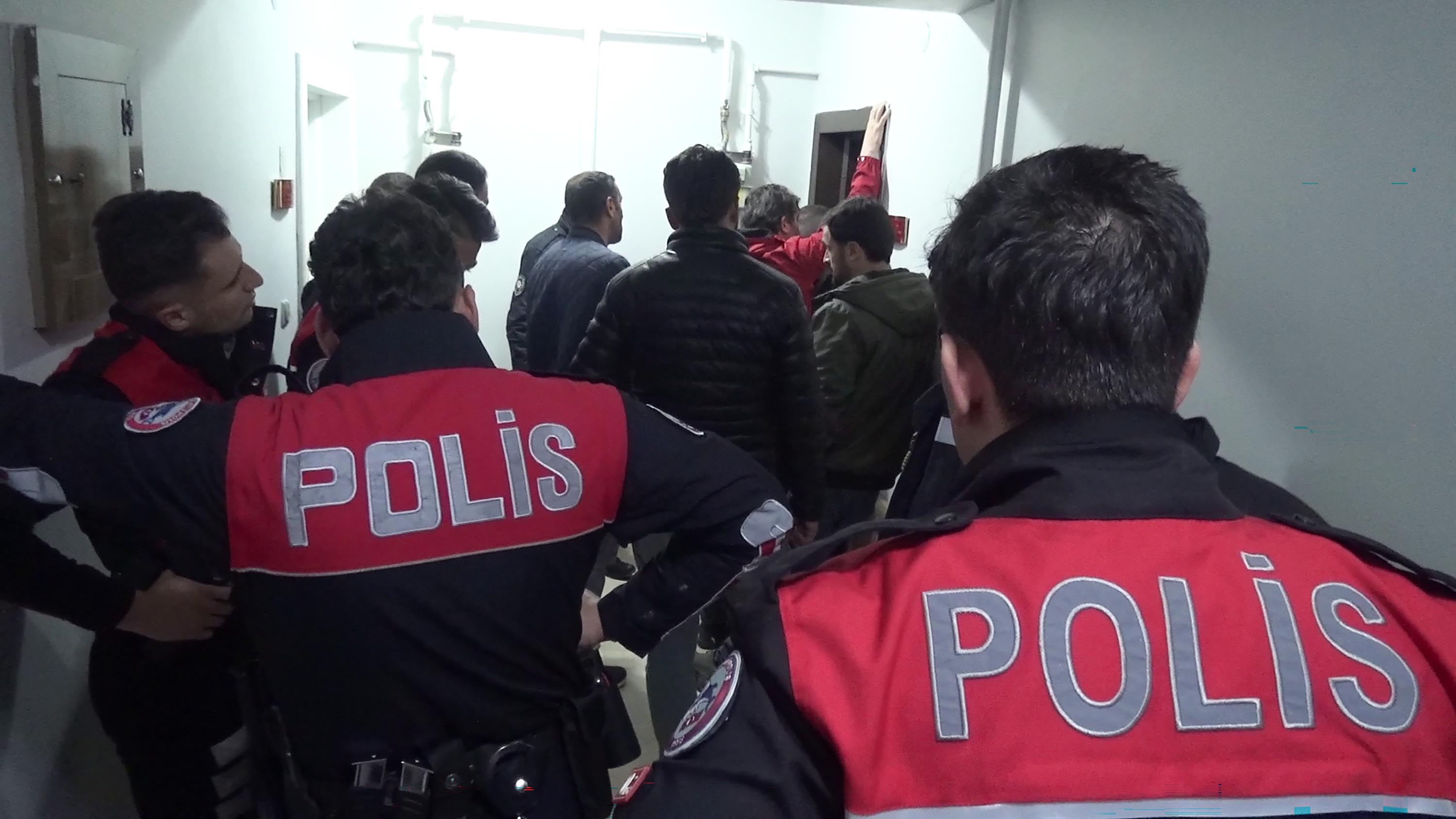 Anneannesini bıçaklayıp rehin aldı!