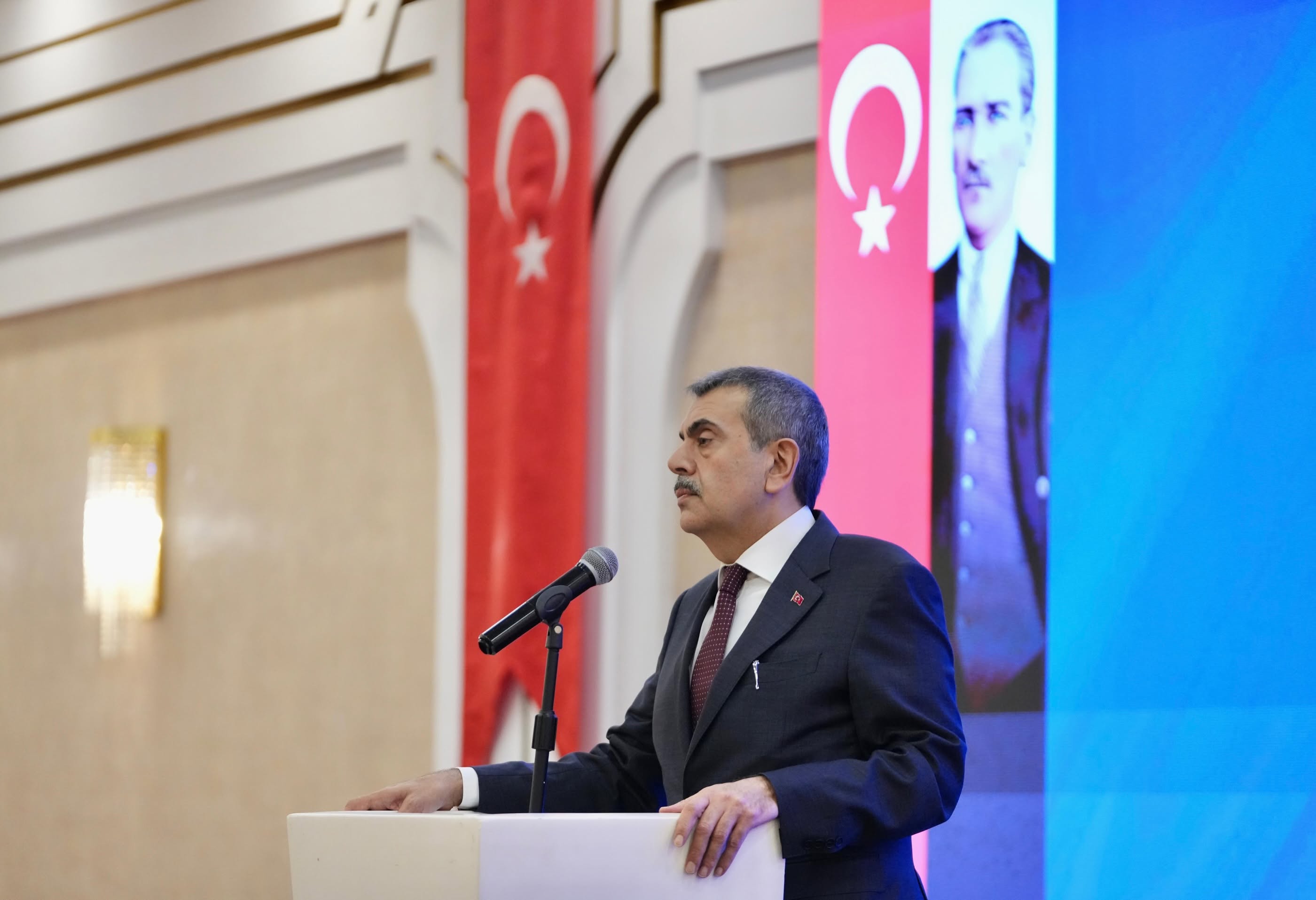 "Kitap bulamazdık" diyen Bakana tek soru!