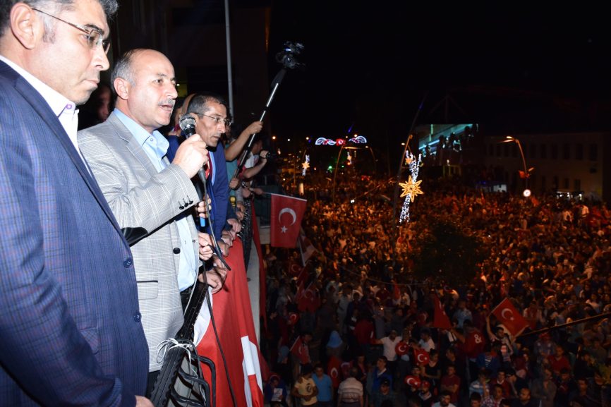 VALİ AZİZOĞLU GECEYE DAMGASINI VURMUŞTU