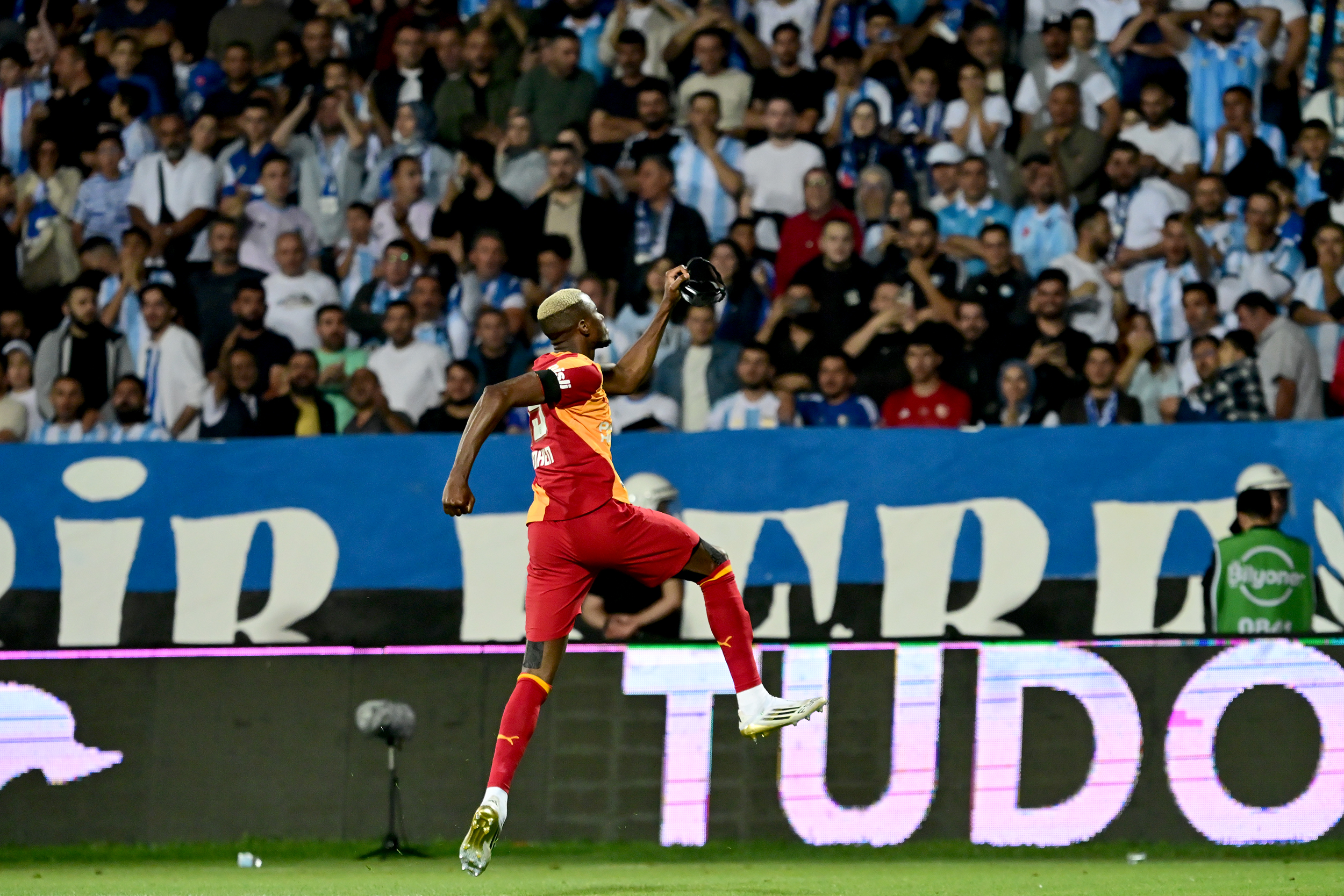 Perde erken açıldı!